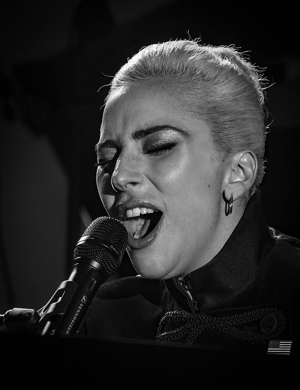 Lady Gaga laulmas mikrofoni silmad kinni