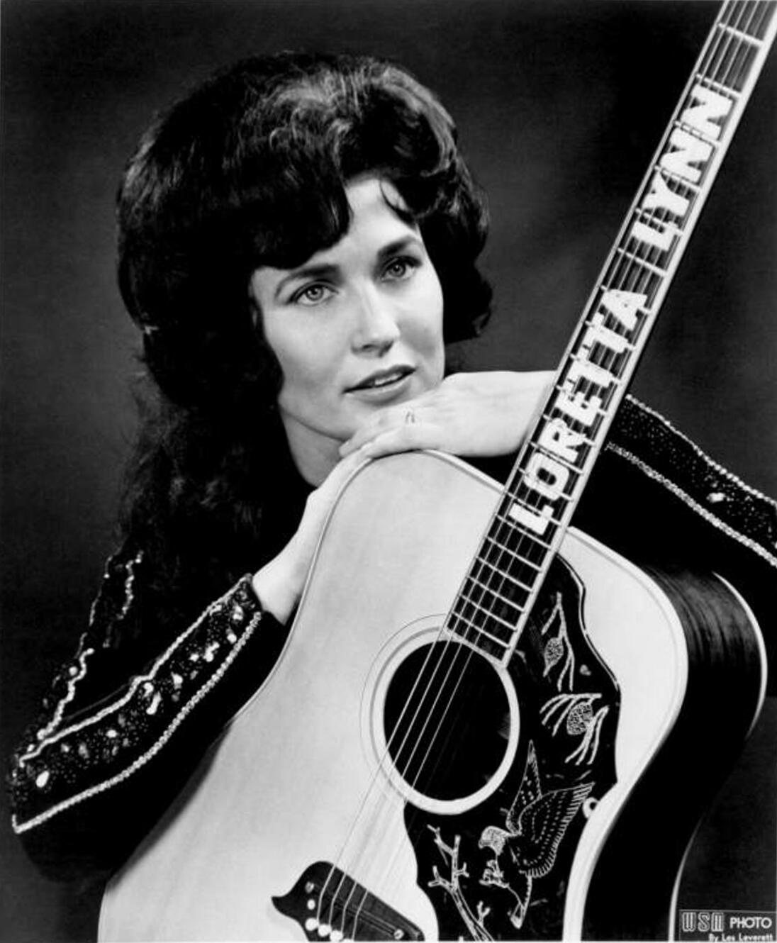 naisartist Loretta Lynn must-valgel promofotol kitarriga poseerimas