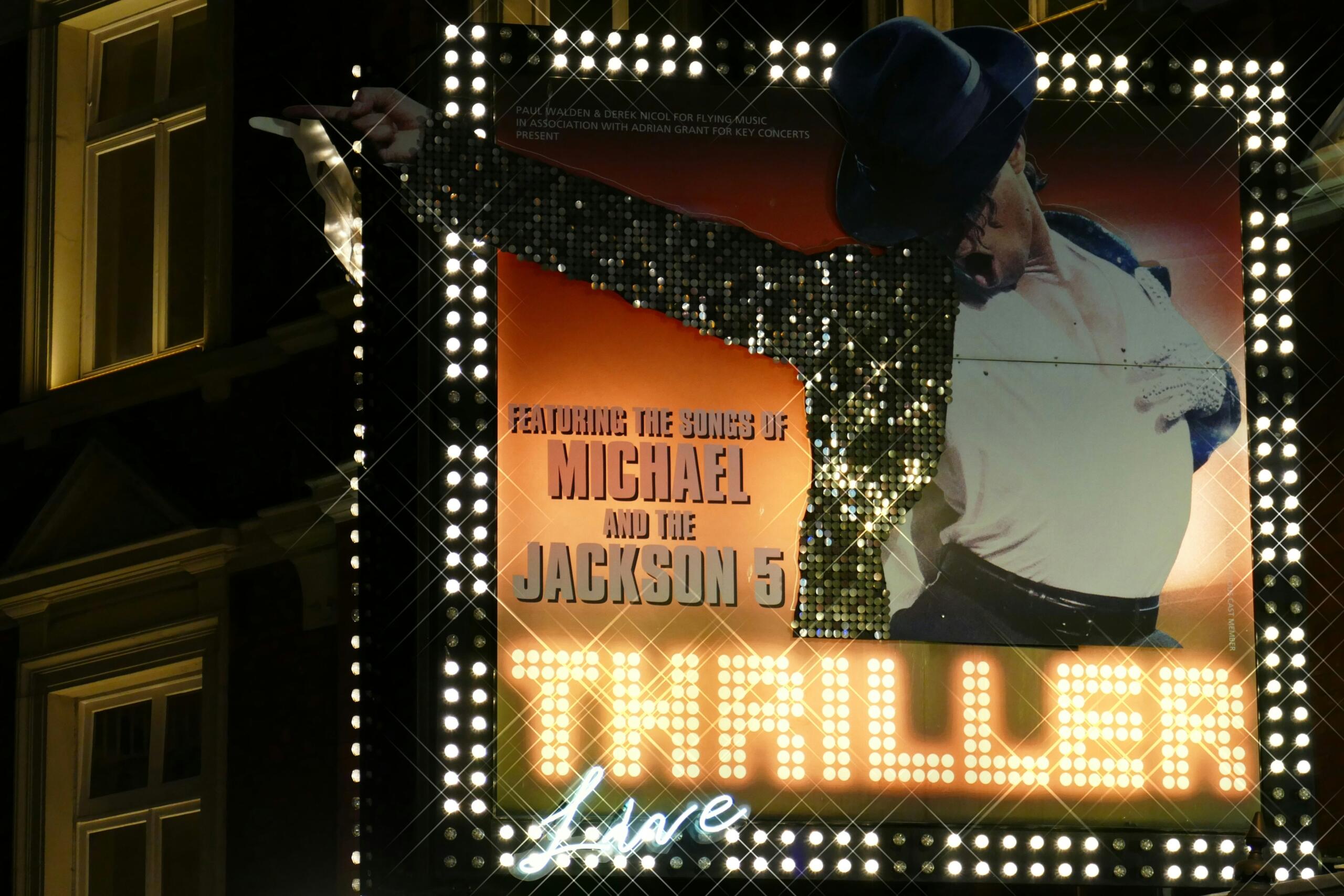 Michael Jacksonit kujutav valgustatud plakat