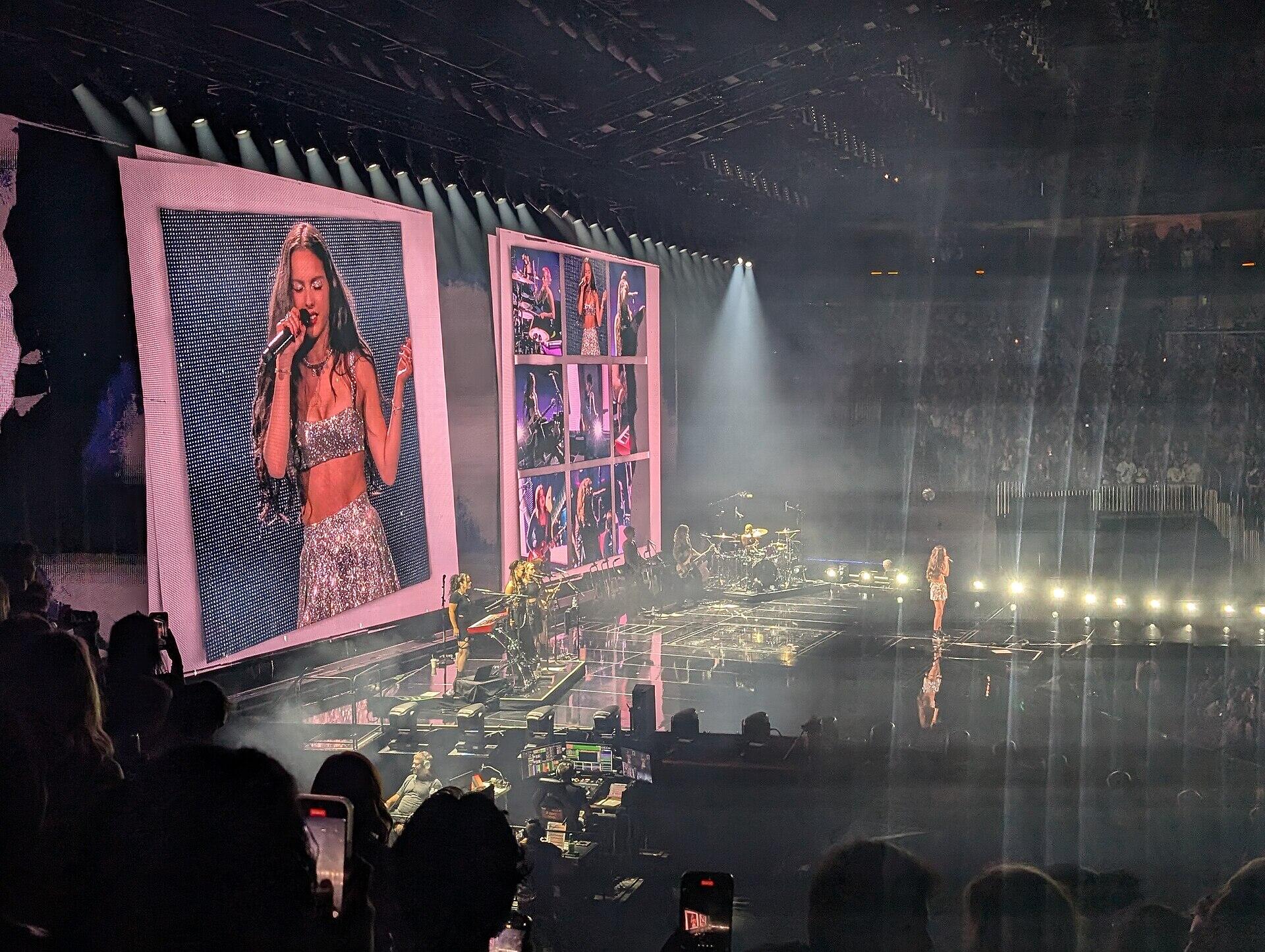 Olivia Rodrigo esinemas suurel kontserdilaval Atlantas 2024. aastal