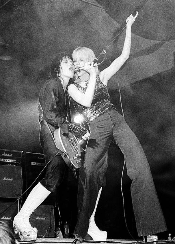 Joan Jett ja Cherie Currie ansamblist The Runaways laval