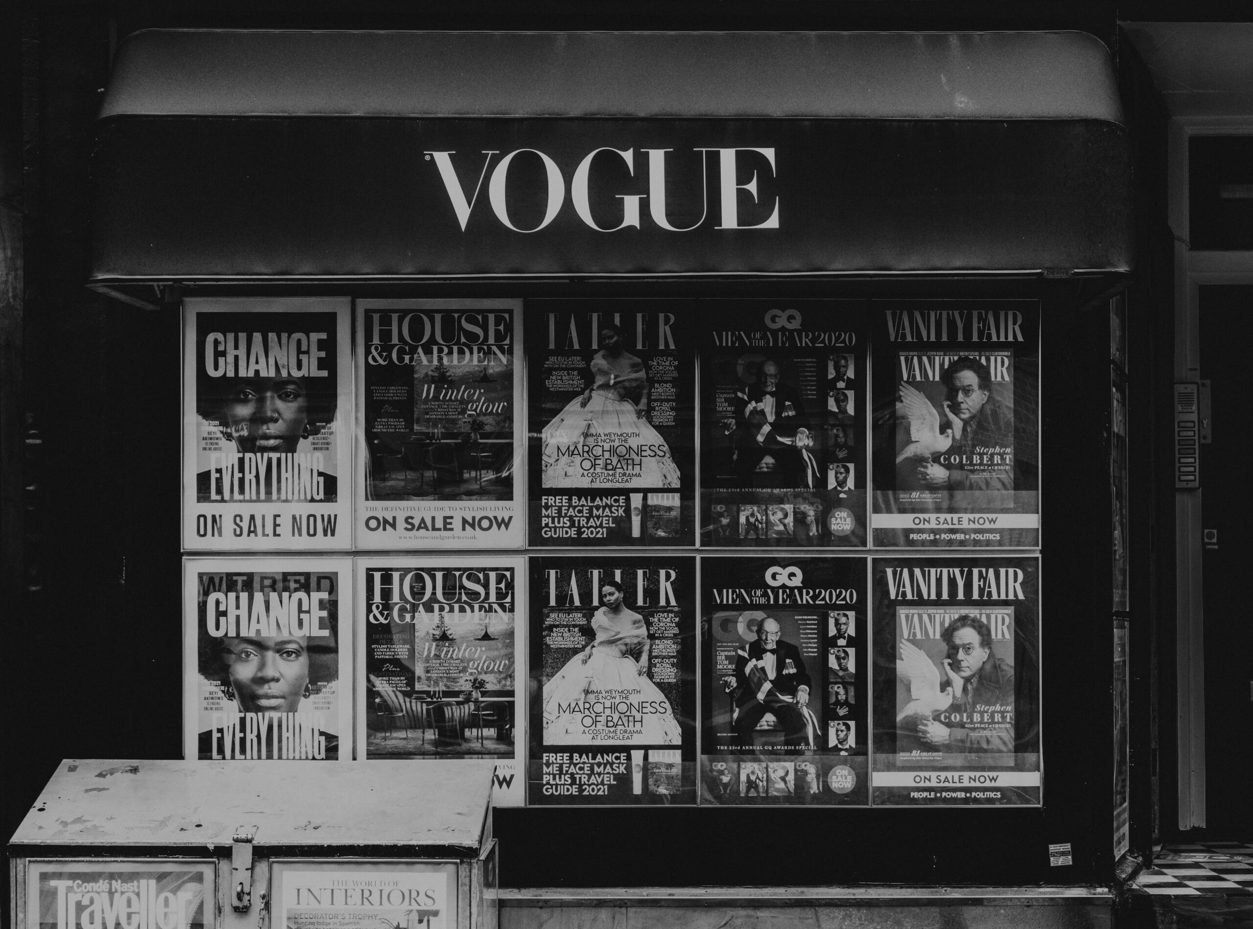 Mustvalge foto moeajakirjadega kioski vaateaknast, mille kohal on suur Vogue’i silt.