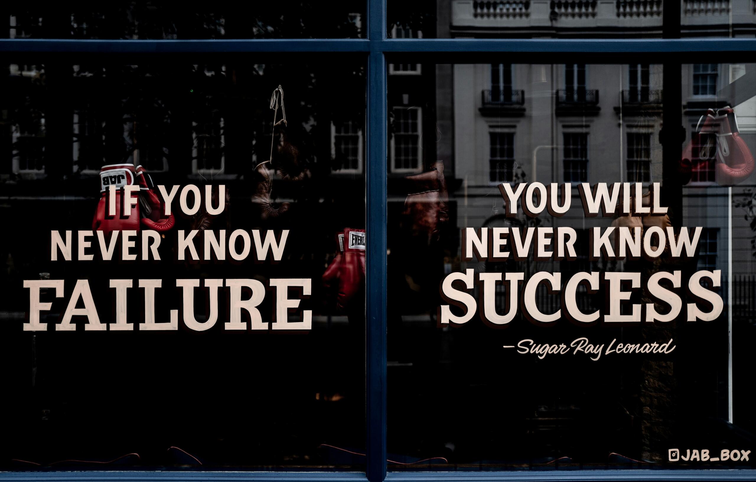 Aknale on kahes tulbas kirjutatud ingliskeelne tsitaat „If you never know failure, you will never know success”.