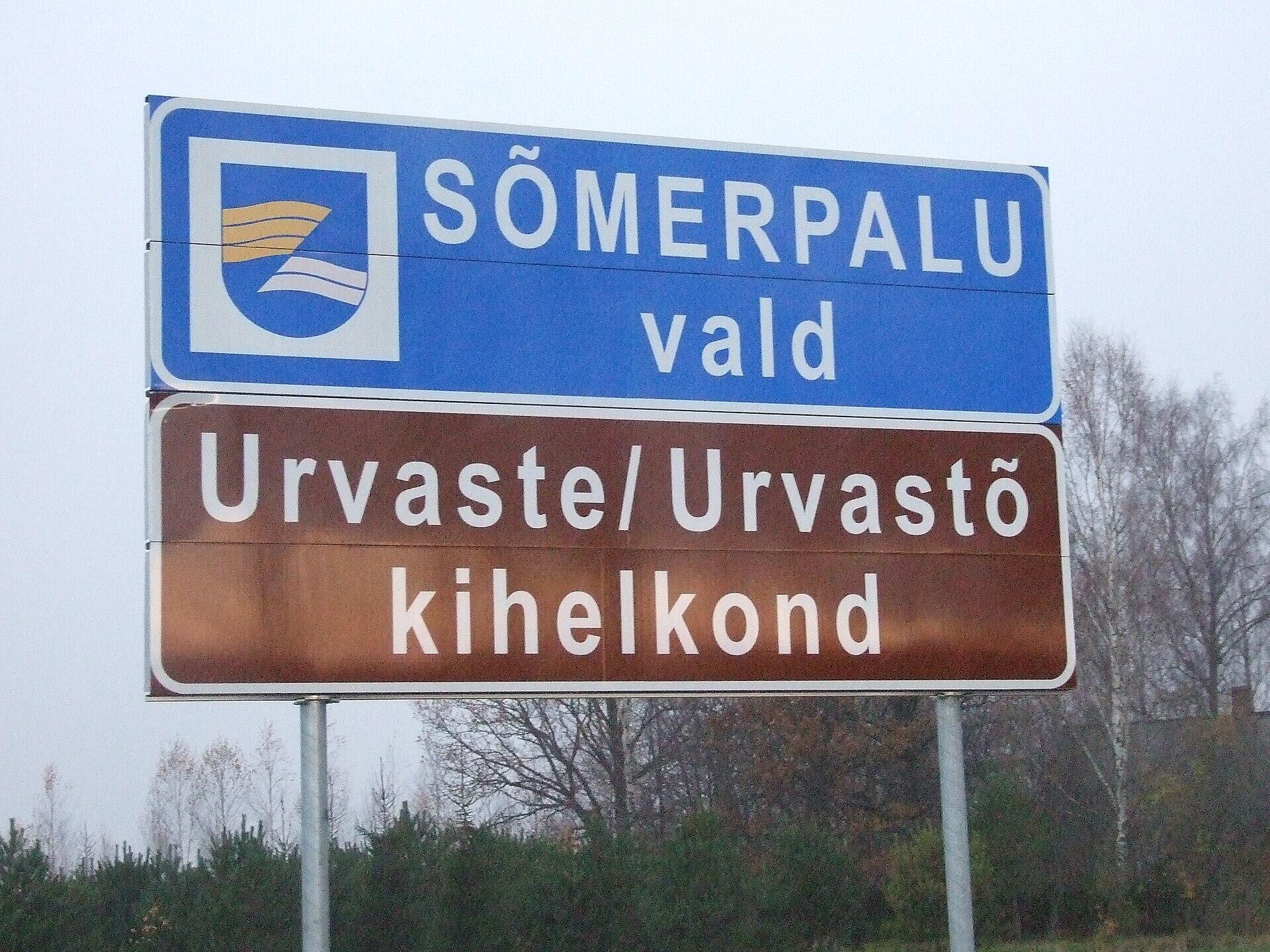 Sinine ja pruun teeviit näitab kohanime kahes keelekujus: „Urvaste” ja „Urvastõ”, viidates piirkondlikule keelekasutusele Lõuna-Eestis
