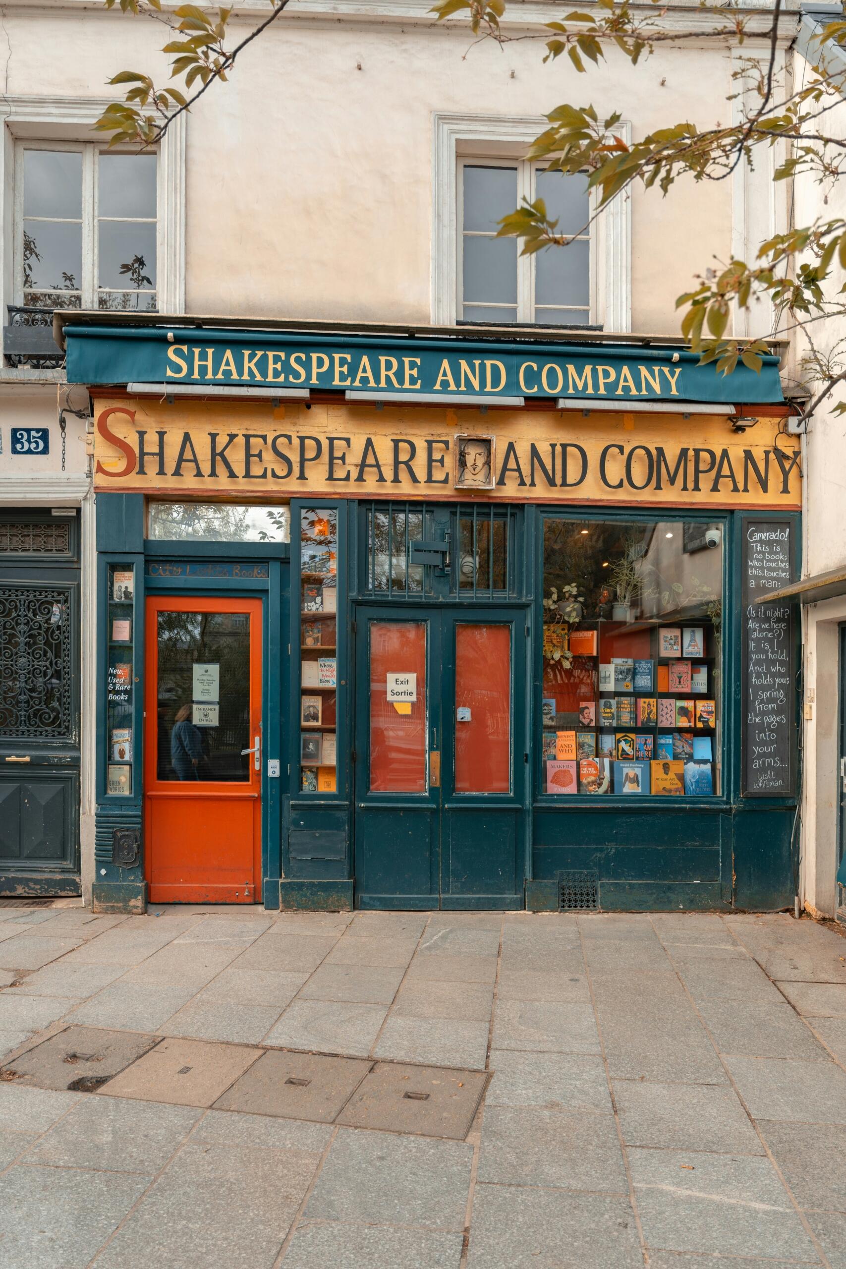 Pariisis asuva Shakespeare and Company raamatupoe fassaad, mille akendel on näha raamatuid ja ukse kohal poe nimi.