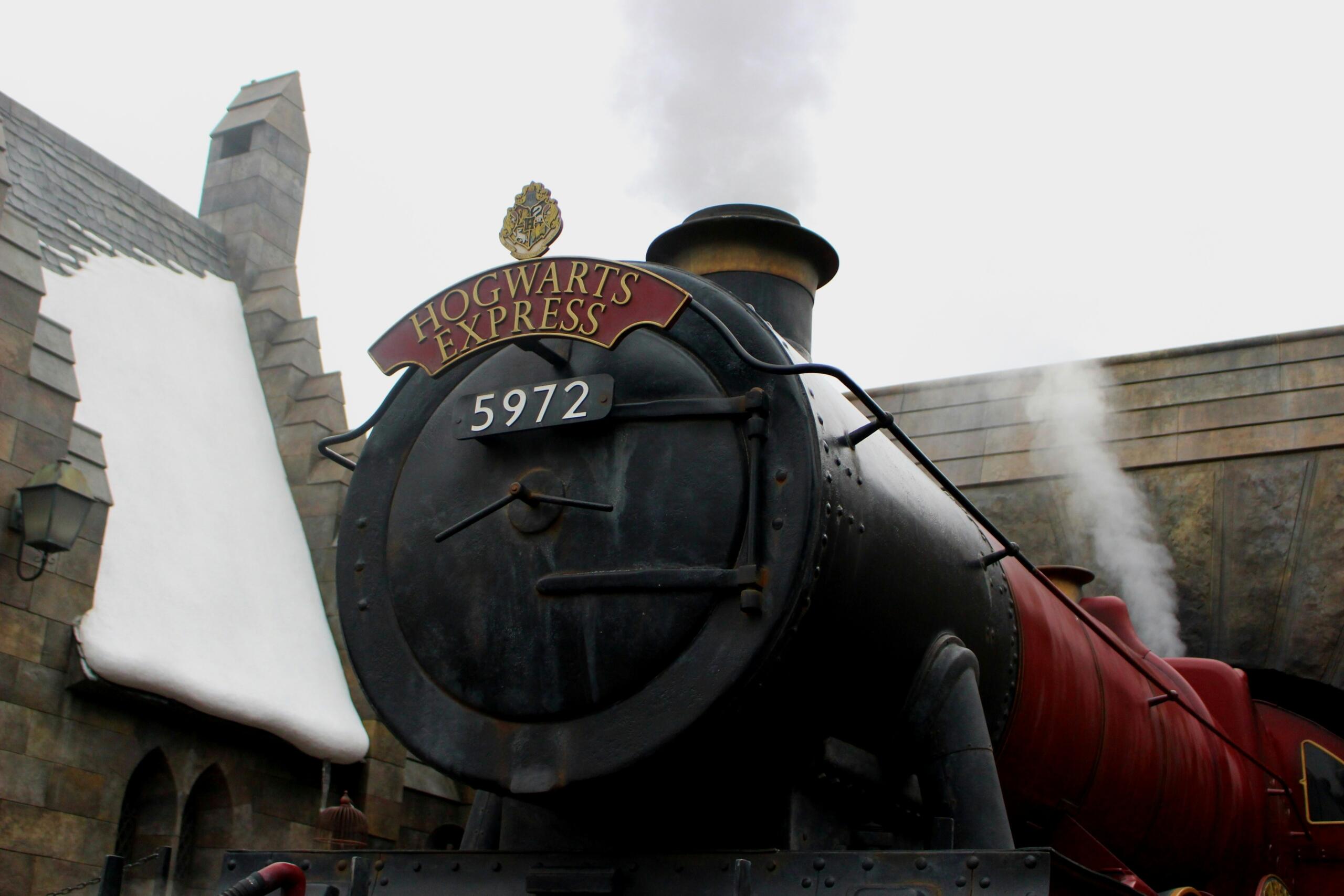 Sigatüüka Ekspressi musta ja punase auruveduri esiosa, millel on silt „Hogwarts Express” ja number 5972.