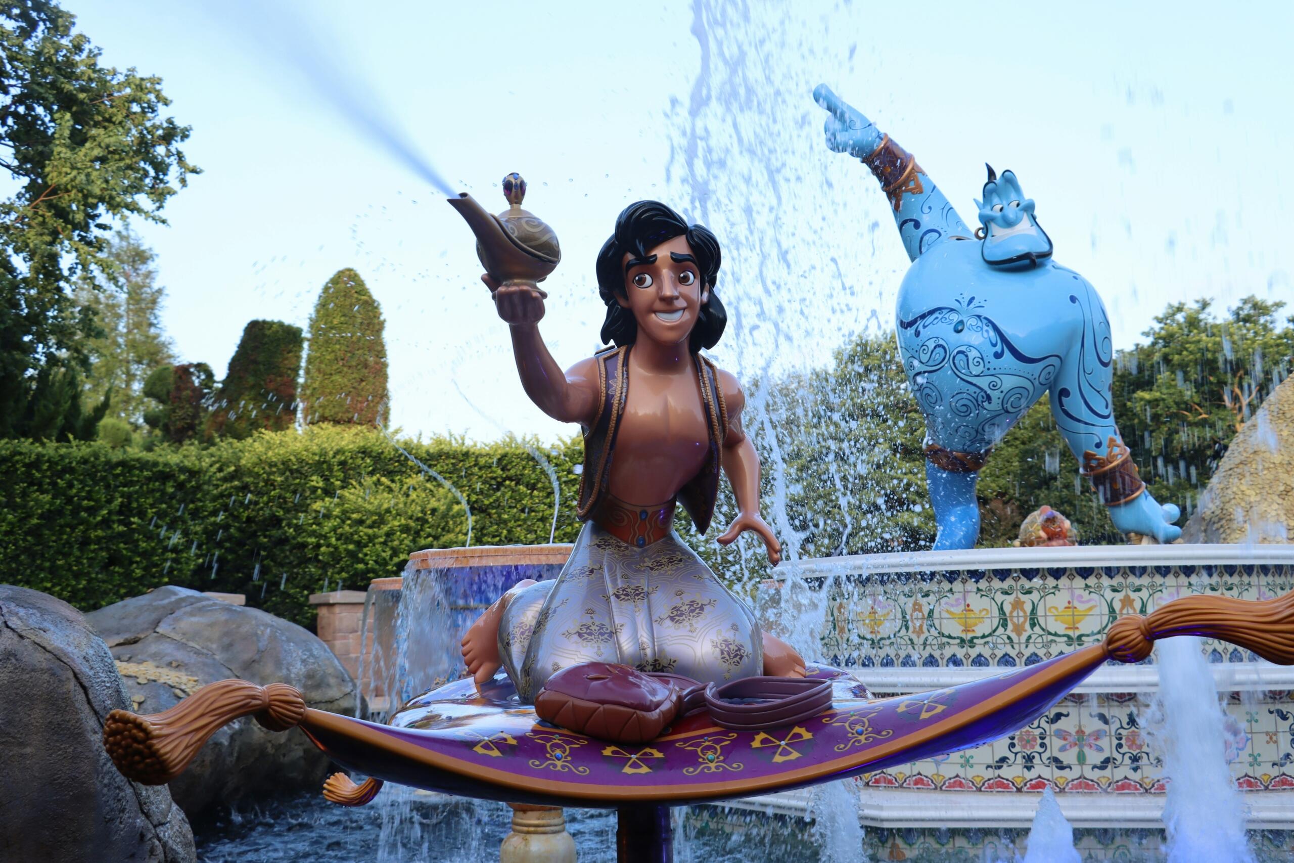 Aladdini ja džinni kujud purskkaevu juures, Aladdin istub lendaval vaibal ning hoiab käes võlulampi.