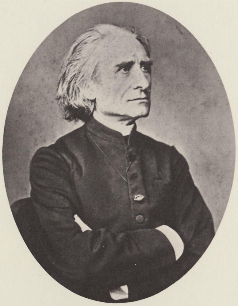 Franz Liszt seisab tumedas ülikonnas, käed rinnal risti, ning vaatab tõsise ilmega paremale.