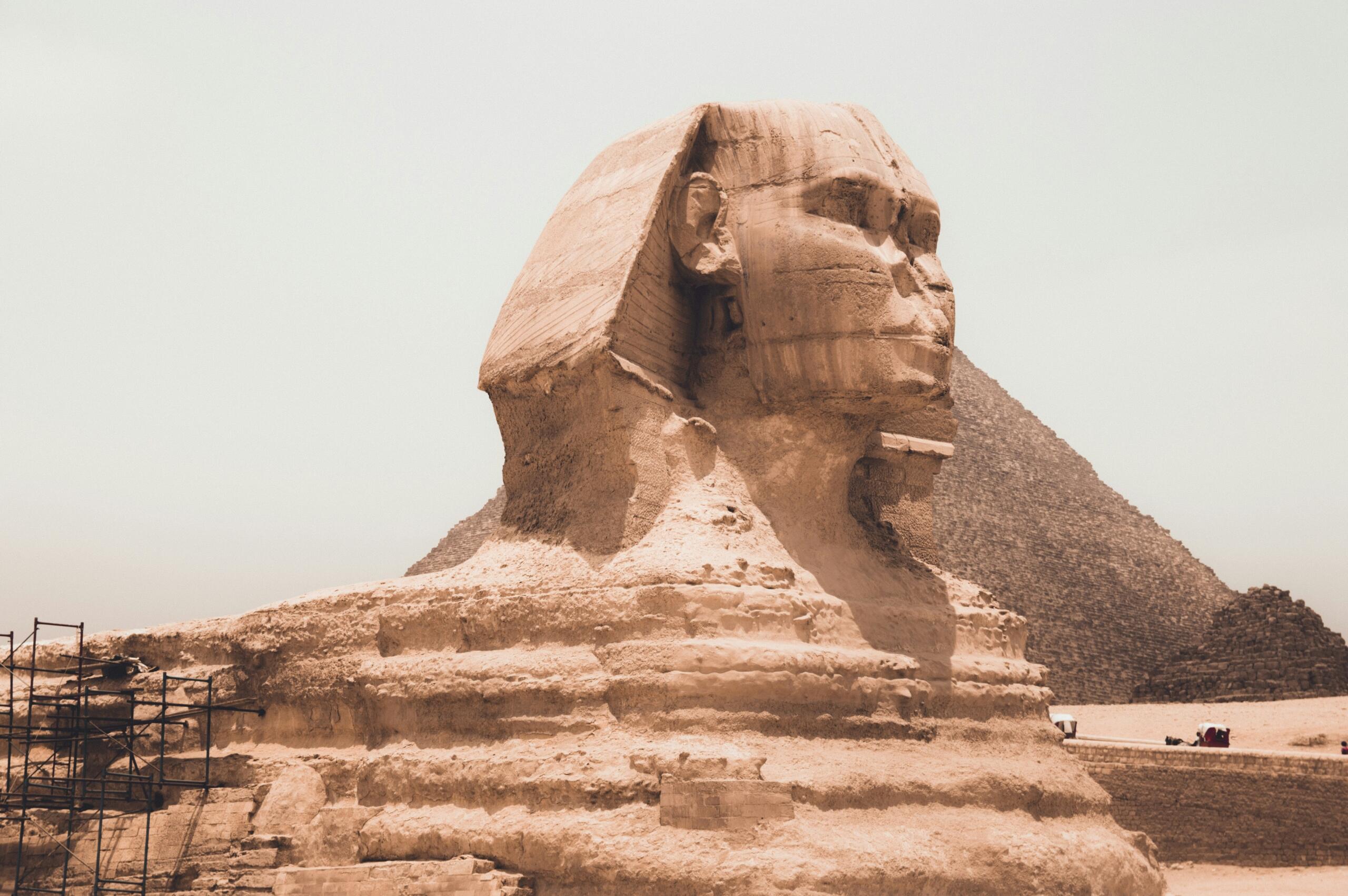 Giza suur sfinks Egiptuses, taustal püramiid ja kõrbemaastik.