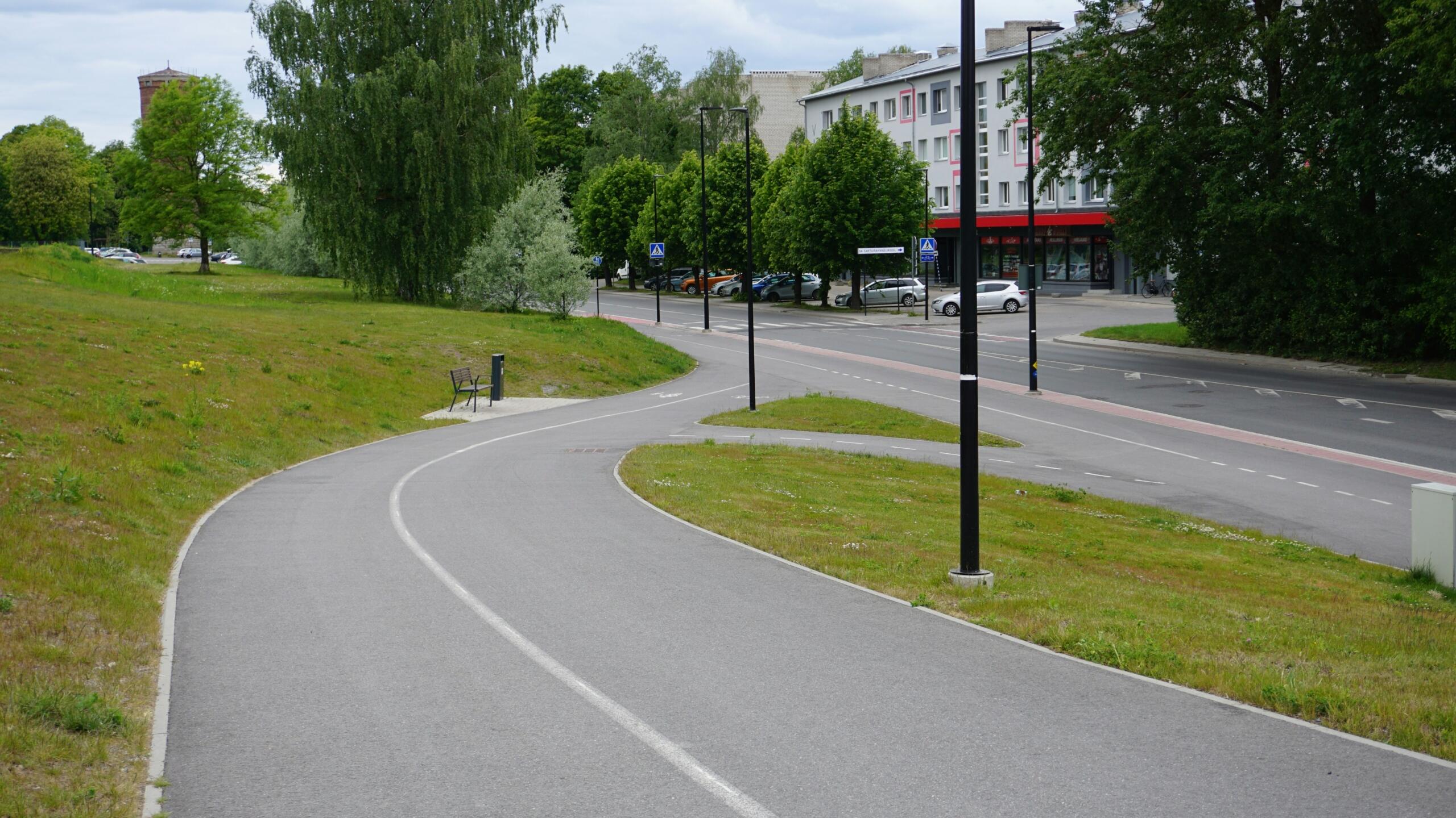 Lai kergliiklustee kulgeb Tartu rohelisel linnatänaval puude, elumajade ja sõidutee kõrval.