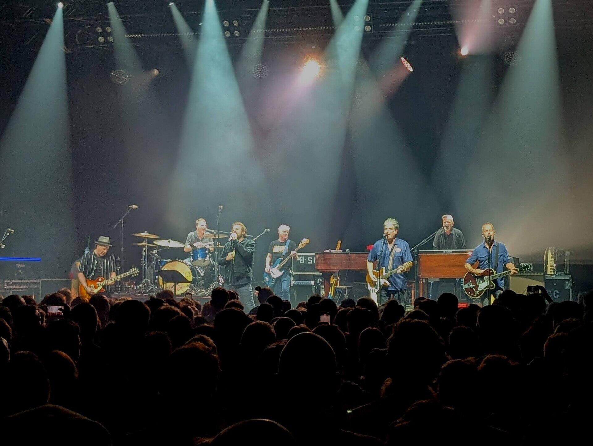 Counting Crows esineb suure publiku ees kontserdil, laval on mitu kitarristi, laulja, trummar ja klahvpillimängijad.