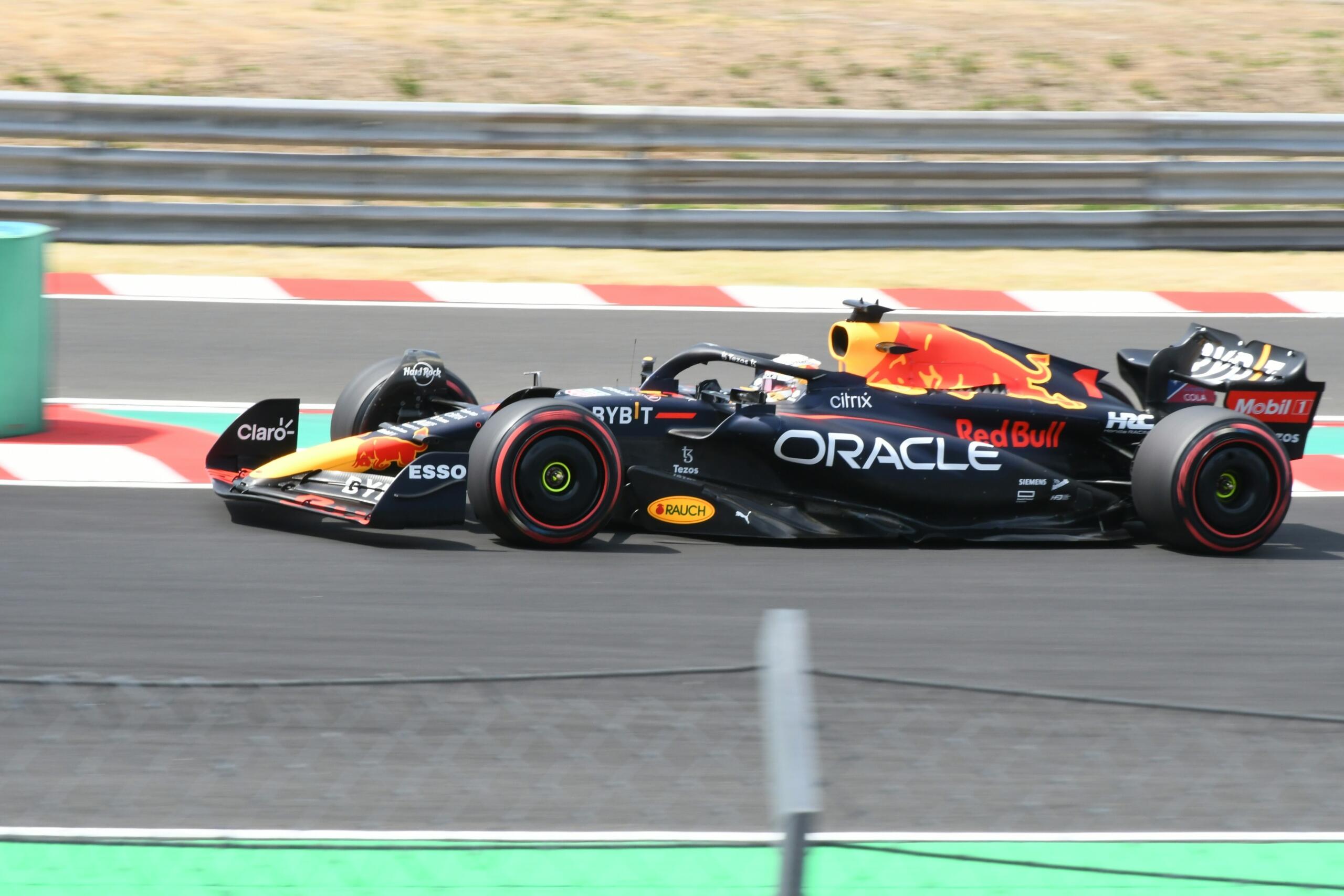 Oracle Red Bull Racingu vormel 1 auto suurel kiirusel ringrajal sõitmas.