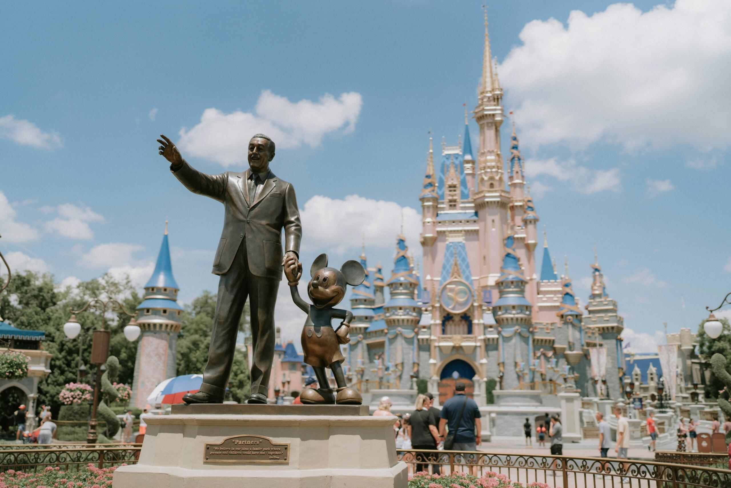 Walt Disney ja Miki Hiire pronkskuju Magic Kingdomi Tuhkatriinu lossi ees Floridas.