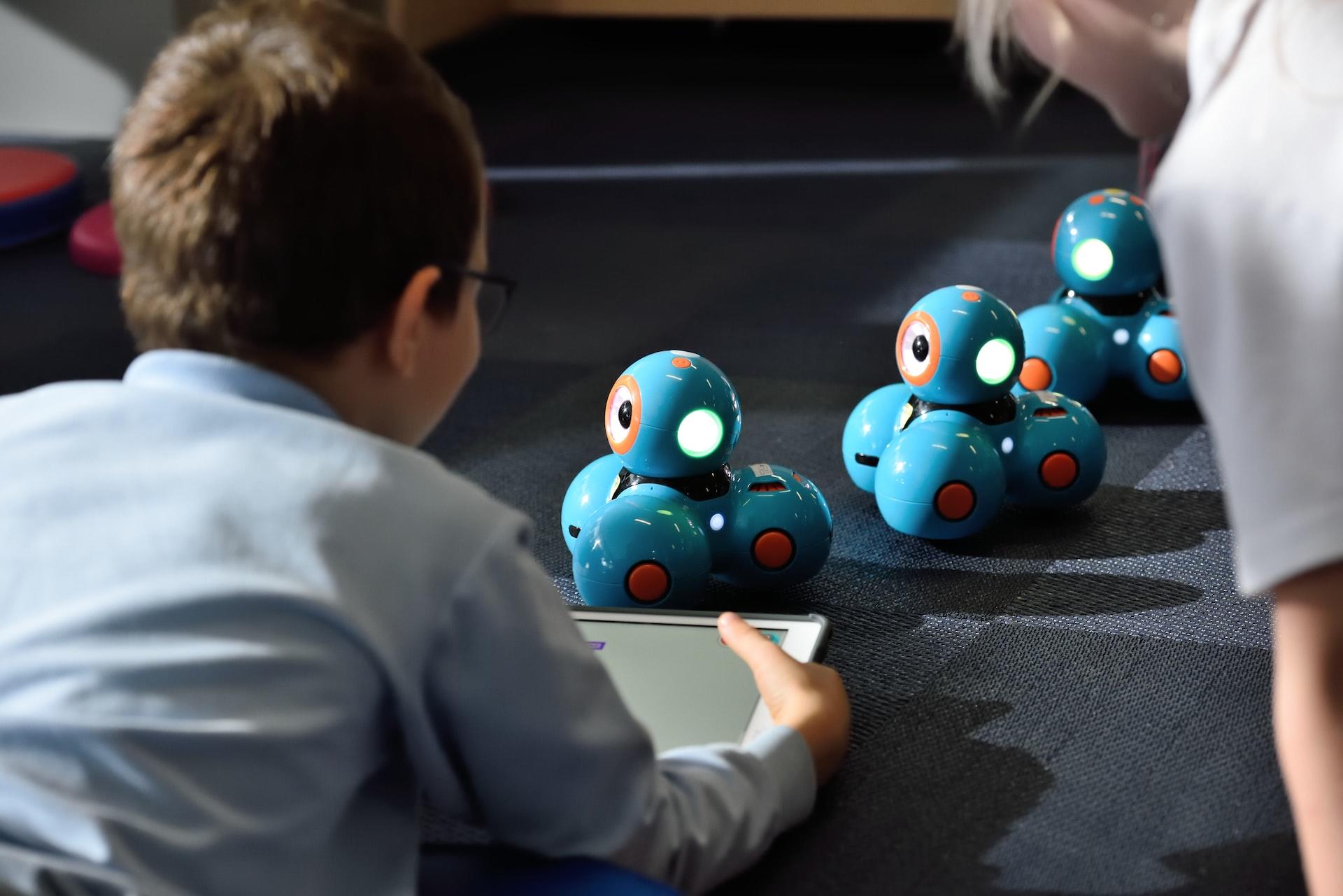 Niño jugando con la tecnología.