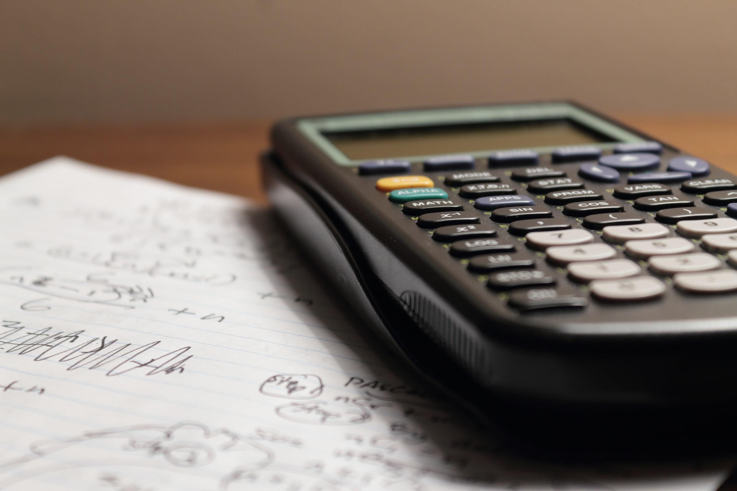 Foto de una calculadora.
