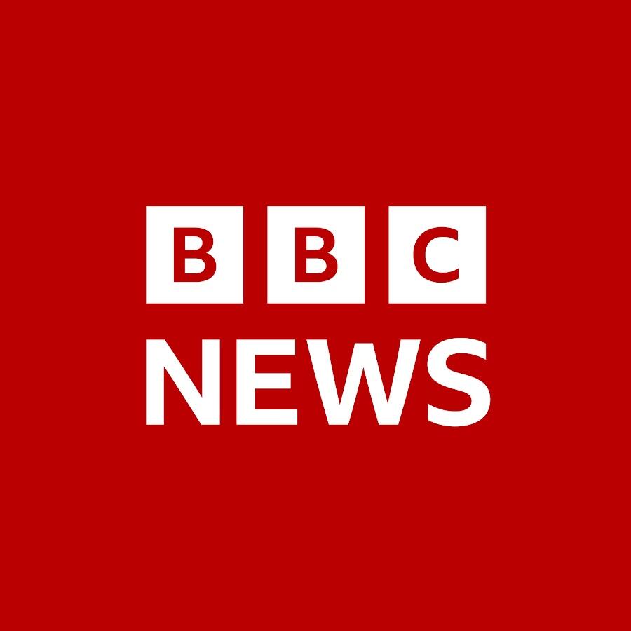 Fondo rojo con el texto «BBC News» en blanco y negrita. Las letras «BBC» aparecen en cuadrados separados sobre la palabra «News», lo que le da un aspecto limpio y sobrio.