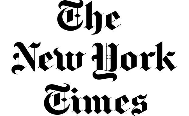 El logotipo de The New York Times, en letra gótica, con un diseño llamativo y ornamentado sobre fondo blanco, que transmite tradición y autoridad.
