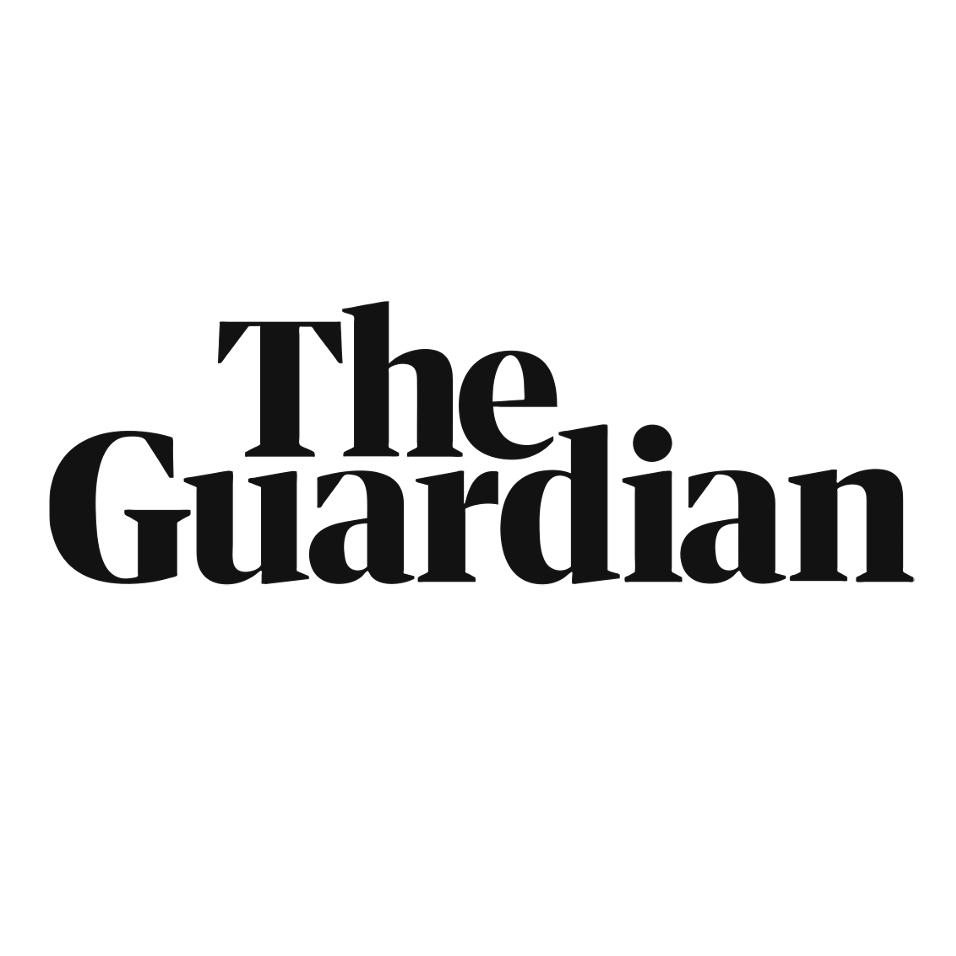 En un fondo blanco se lee, en negrita y en color negro, «The Guardian». La tipografía es de tipo serif, lo que transmite una sensación de autoridad y profesionalidad.