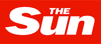 Fondo rojo con el texto «The Sun» en blanco y negrita, escrito con una tipografía limpia y moderna. El diseño llamativo transmite una sensación de urgencia y fuerza.