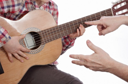 Empezar a tocar la guitarra.