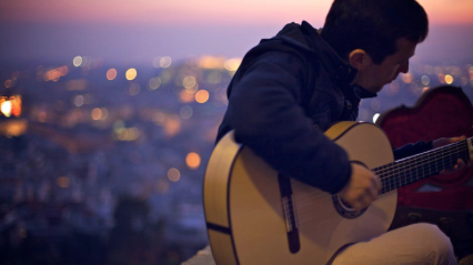 Impartir clases de guitarra.