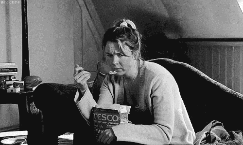gif de Bridget Jones deprimida comiendo cereal