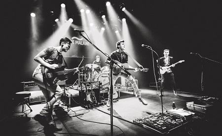 Toma clases de guitarra de forma regular