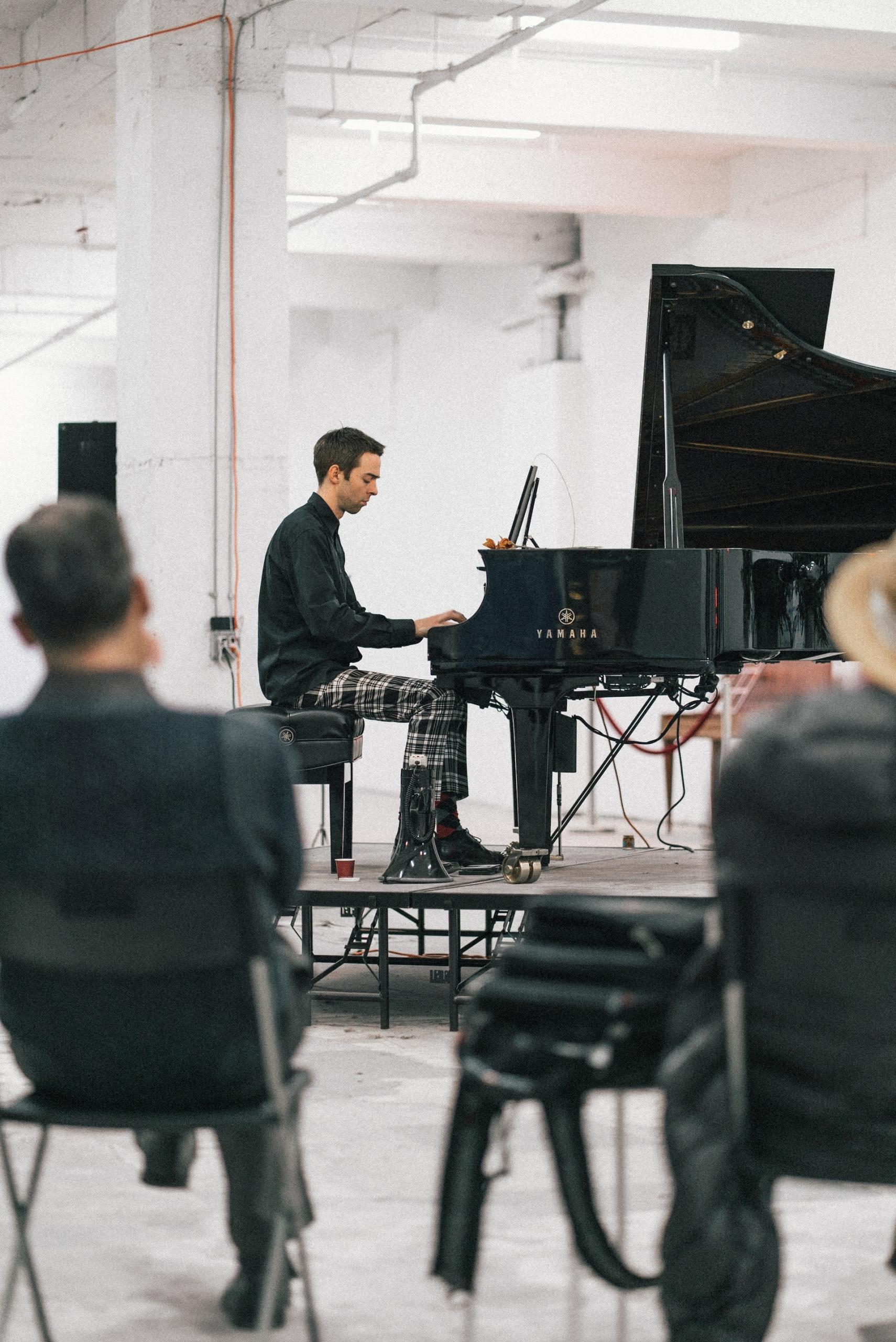 Hombre dando un concierto de piano.