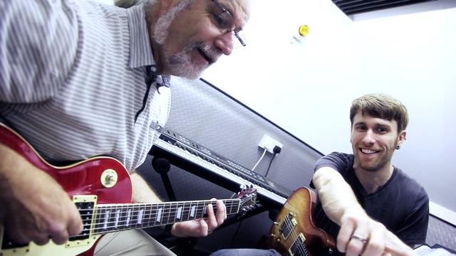 Diviértete con tu profesor de guitarra.