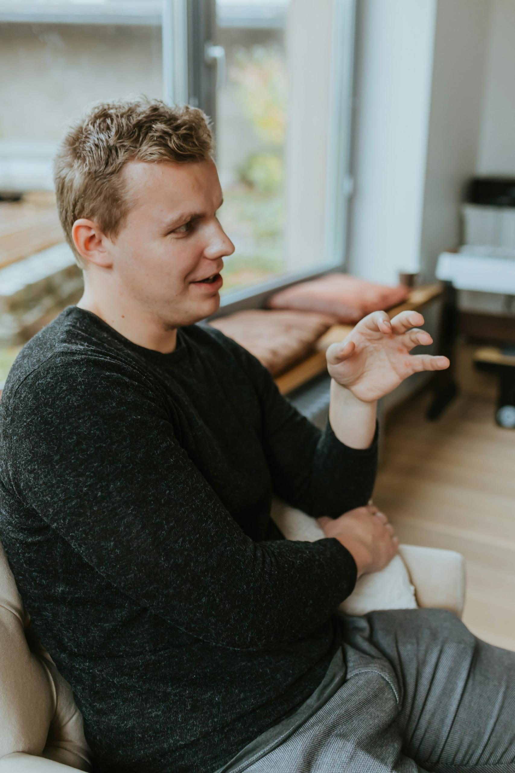 Chico hablando distendidamente