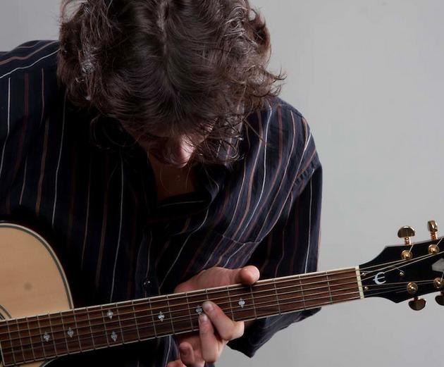 Entrenarse con las clases de guitarra.