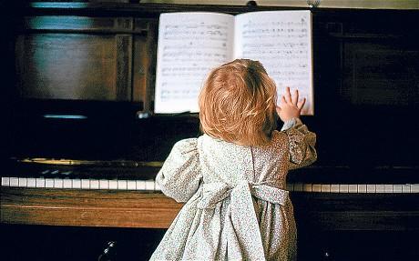 Razones tocar piano niños