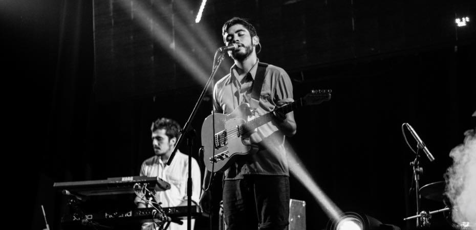 Cantar mientras se toca la guitarra
