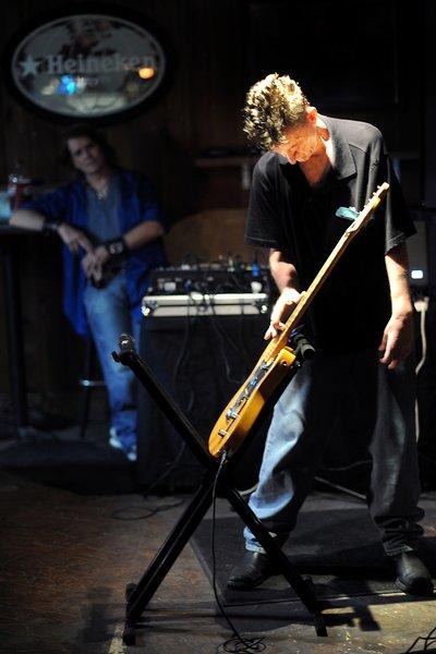 Tocar con una mano la guitarra