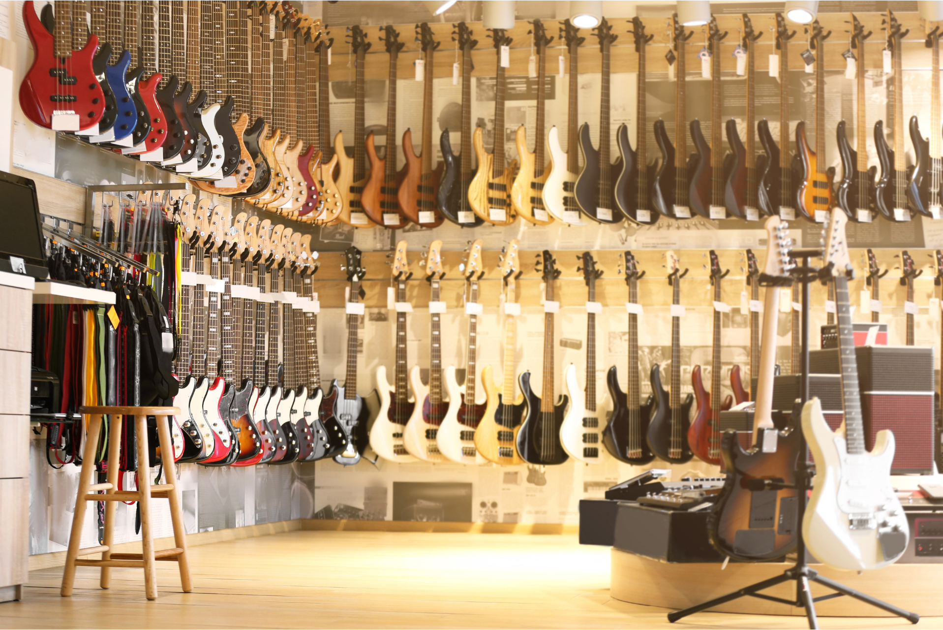 muchas guitarras de diferentes tipos dispuestas en una tienda de música