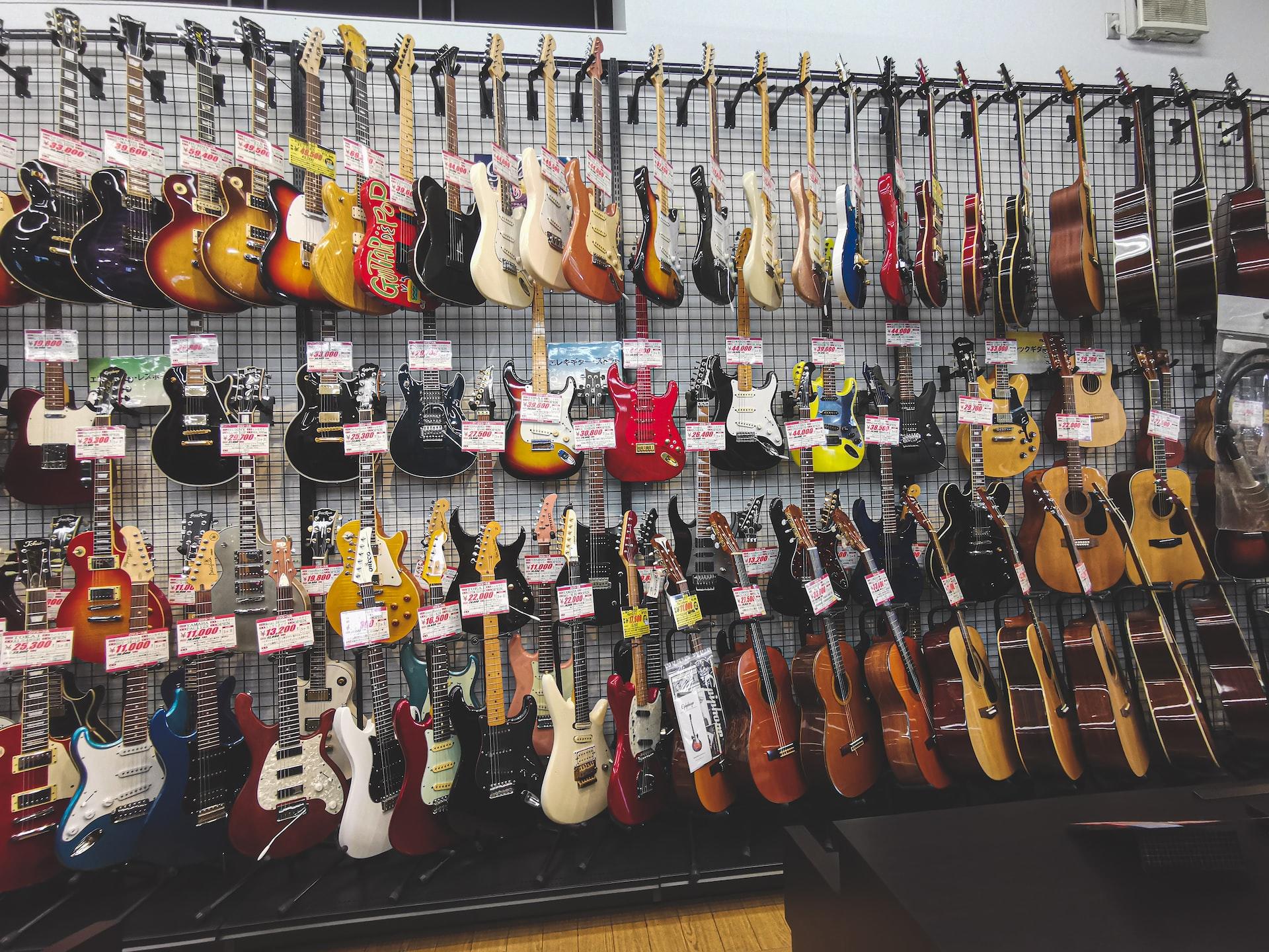 tienda de guitarra con muchos tipos diferentes