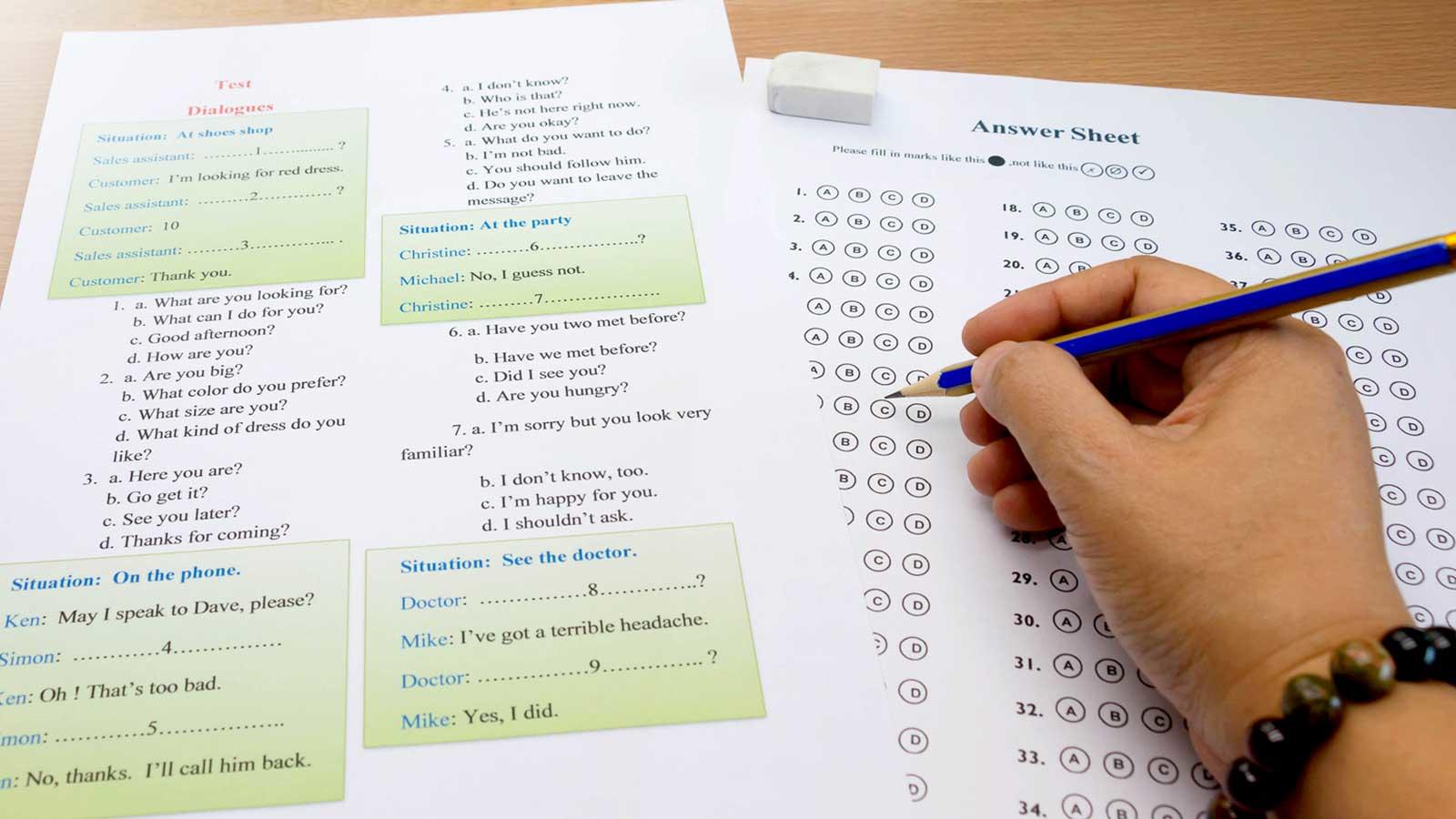Persona haciendo un test.