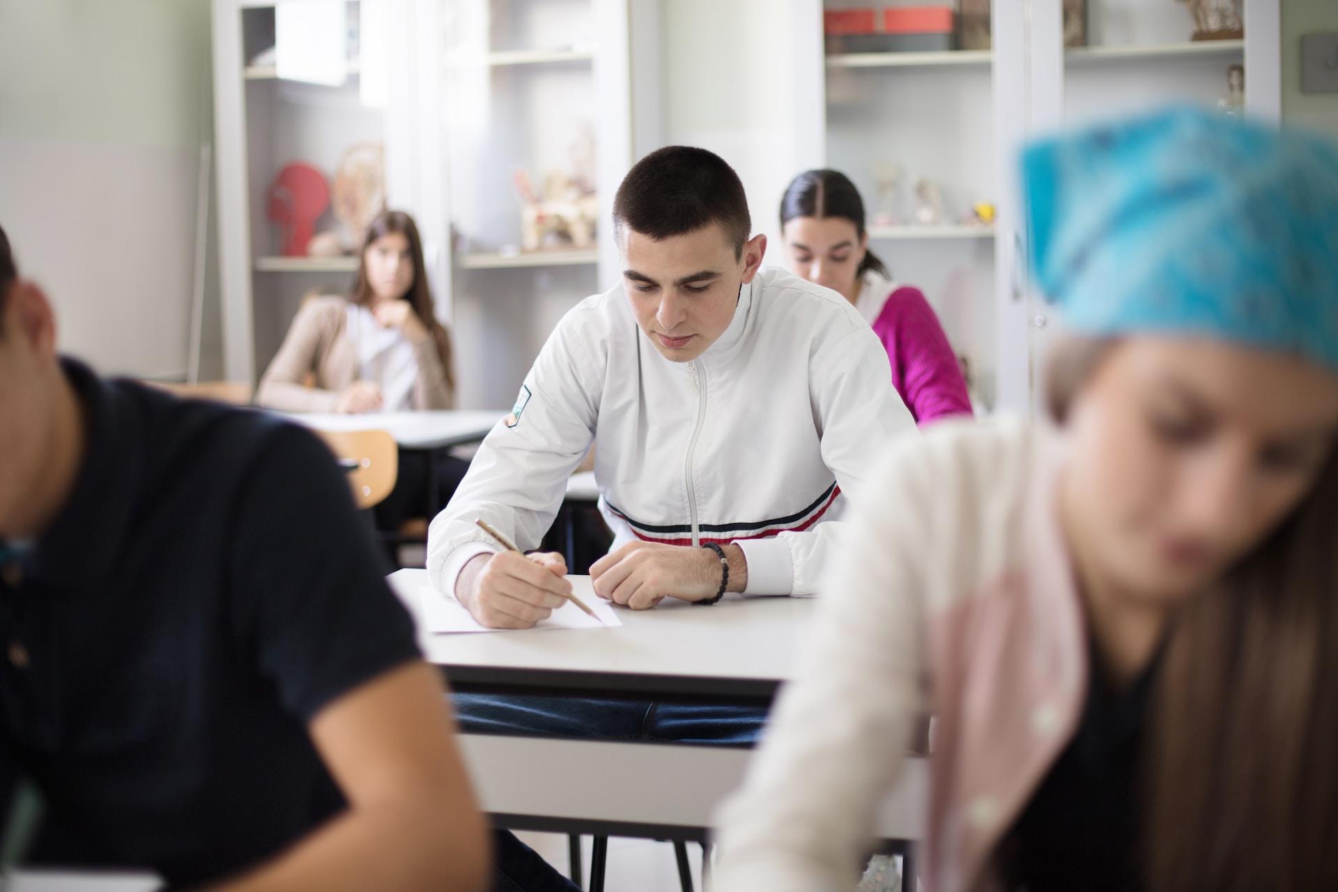 Chicos en el instituto.