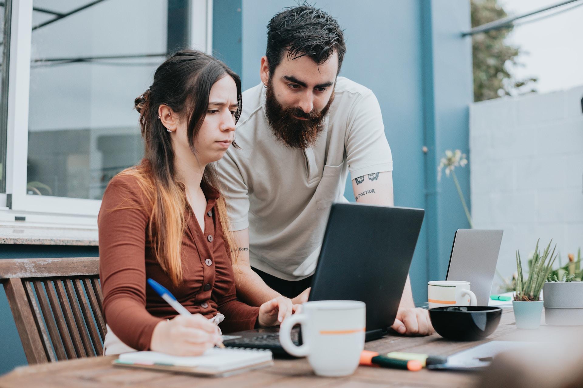 Profesor particular dando clase.