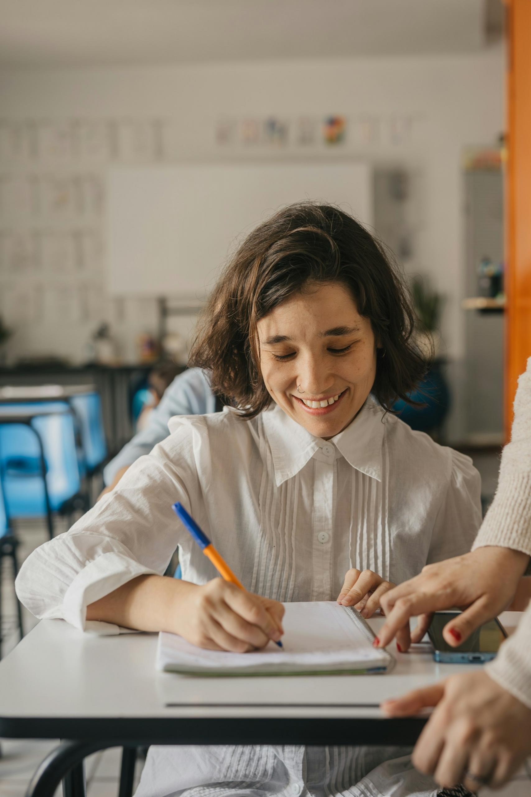 Alumna escribiendo en clase