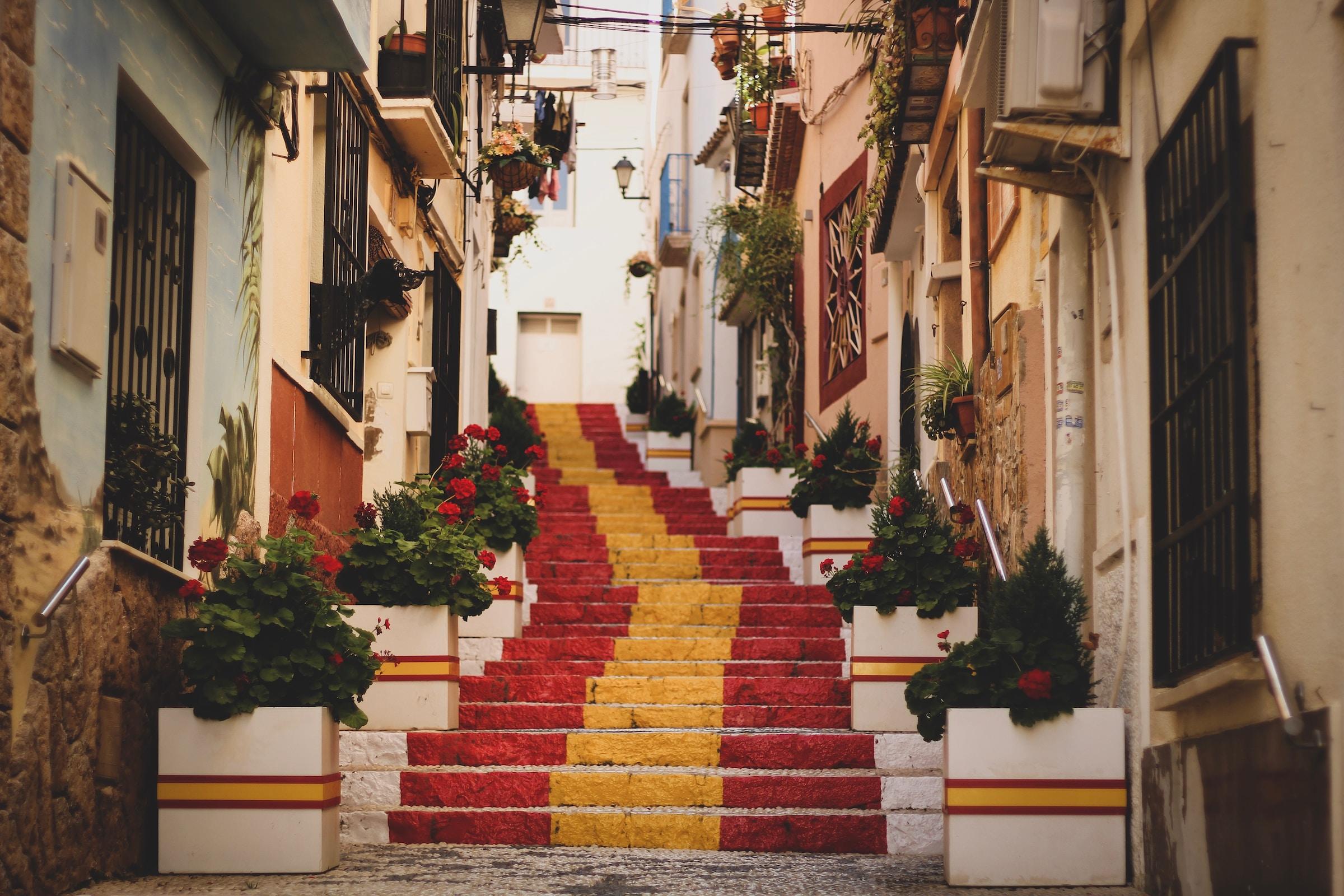 Escaleras con los colores de la bandera española.