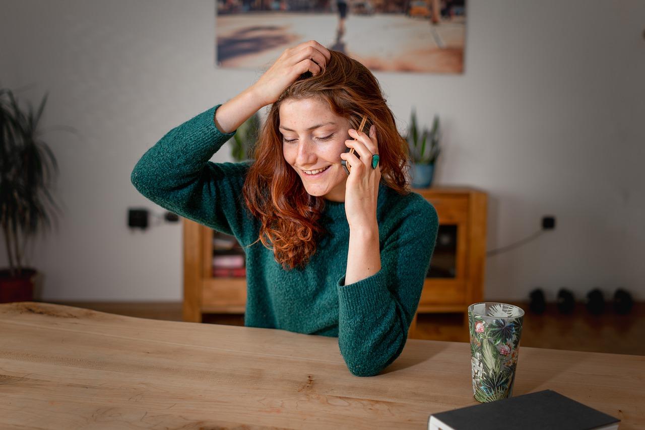 Chica hablando por teléfono.
