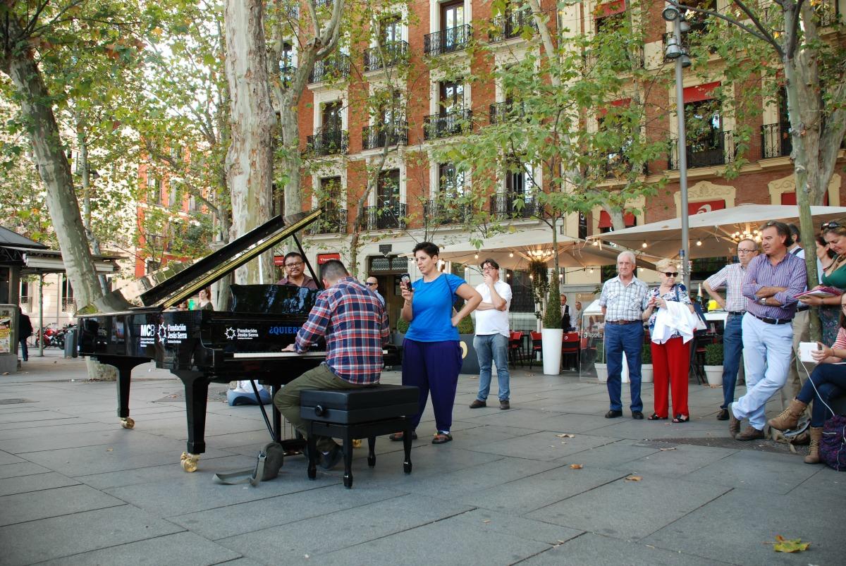 Hombre tocando el piano en una calle de Madrid