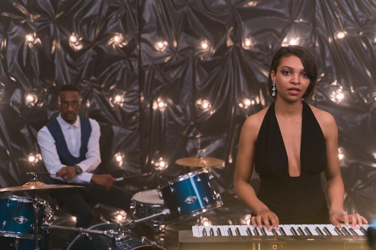 Mujer tocando el teclado.
