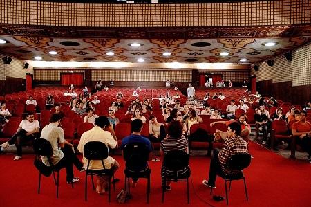 Hablar italiano con frecuencia.