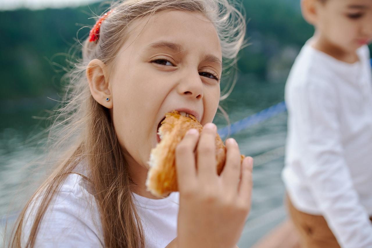 Niña comiendo un croissant