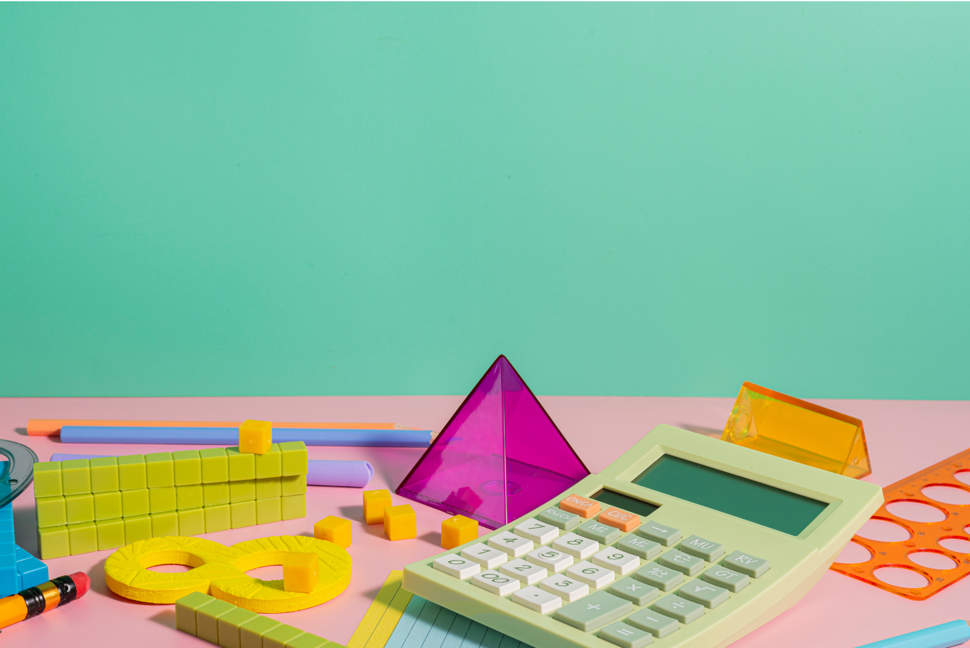 ilustracion pop que muestra calculadora, piramides y numeros en tonos pasteles