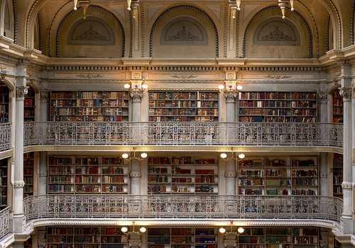 Libros en árabe literario.