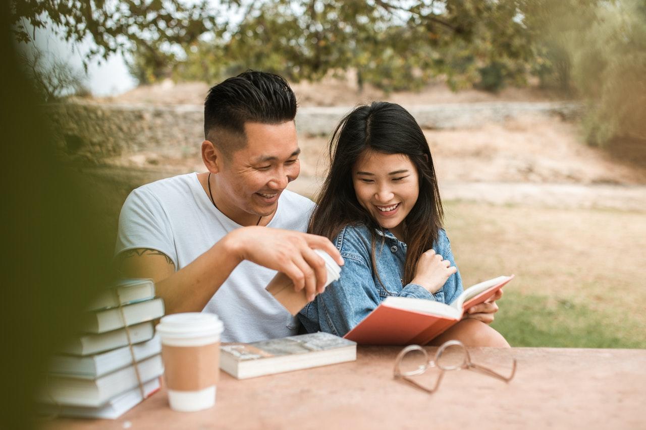 Personas leyendo