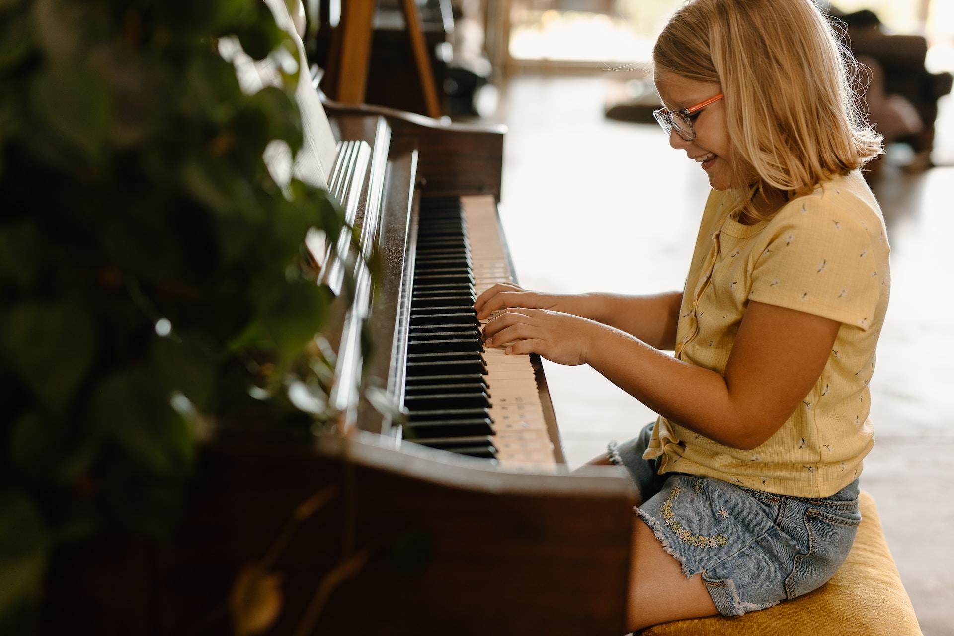 Niña tocando el piano.
